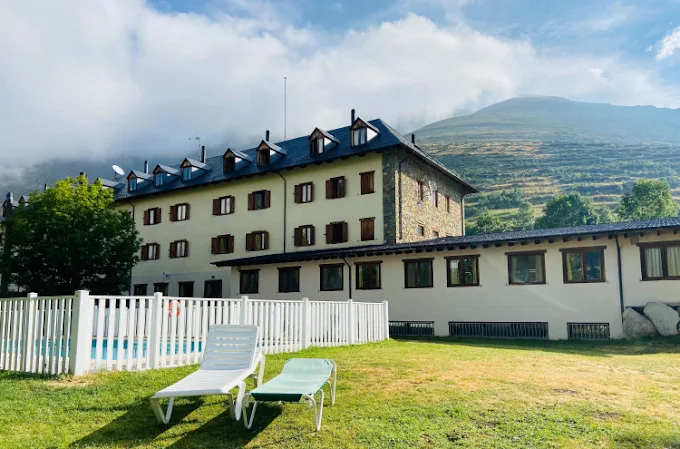 Fachada del Hotel Taüll en Boí Taüll con el Parque Nacional al fondo